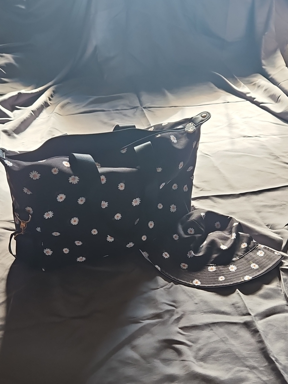 Alice + Olivia Black Daisy Print Tote with Matching Hat